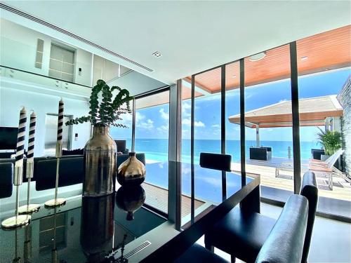 Гостиная зона в Cape Sienna Villa 4 - A Waterfront Grand Oasis