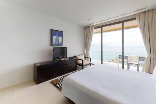 Телевизор и/или развлекательный центр в Cape Sienna Villa 4 - A Waterfront Grand Oasis