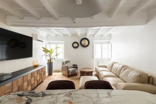 Elegance and Charm in Splendid Via Giulia