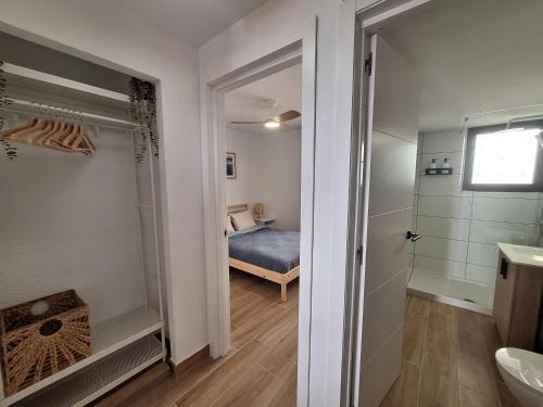 La salle de bains est pourvue d'un lit et d'une douche à l'italienne. dans l'établissement Castle Harbour Ático Dúplex 3 Dormitorios 2 Baños Balcon vista mar, à Los Cristianos