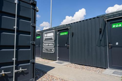 a row of portable toilets in a building at Roatel Hirschberg an der Bergstraße (A5) my-roatel-com in Hirschberg an der Bergstraße