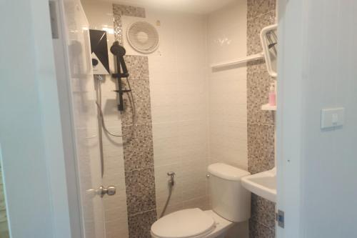 a small bathroom with a toilet and a shower at N&N HOUSE Laem Hin in Ban Laem Hin