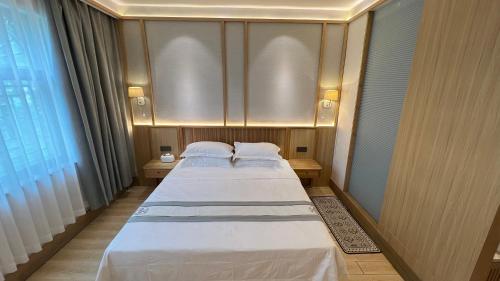 a pair of beds in a hotel room at 嵩山居-丽晶精品民宿 in Dengfeng