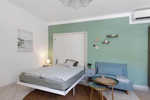 デセンツァーノ・デル・ガルダにあるIl Sire - Casa Vacanzaのベッドとテーブルのある寝室