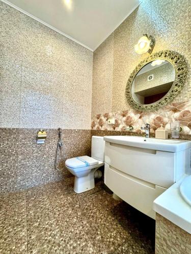 Bilik mandi di ApartPoltava Вишукані просторі апартаменти, Аграрний університет, звітна документація