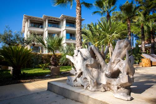 Κήπος έξω από το MAKO Sea & Suites