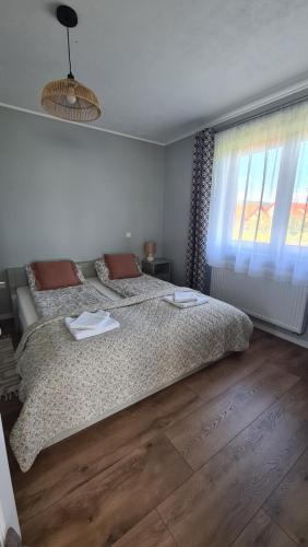 a bedroom with a large bed and a window at Kavicsház in Vlăhiţa