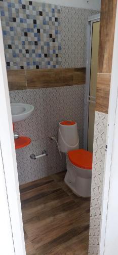 a bathroom with a toilet and a sink at Casa amoblada 2 habitaciones, aire acondicionado incluido in Mompos