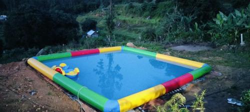 Bazén v ubytování Kodaikanal dinosaur park and resorts, mannavanur nebo v jeho okolí