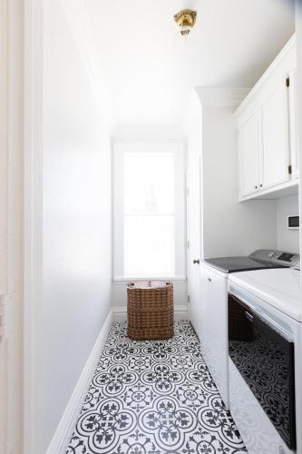 a kitchen with a black and white tile floor at The Queen On Main in Winters