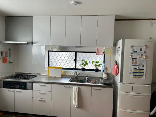 Η κουζίνα ή μικρή κουζίνα στο 120平米 5BR House, Near Ueno and Asakusa, Parking 2间浴室5室1厅 FlowerTea Hotel