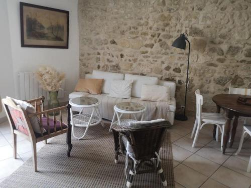 un salon avec un canapé, une table et des chaises dans l'établissement Maison de ville en plein centre historique, à Conflans-Sainte-Honorine