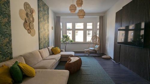 ein Wohnzimmer mit Couch und Fernseher in der Unterkunft Imposante Whg - Zentral - Dachterrasse - Parken - Aufzug in Hagen