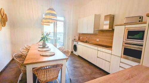 eine Küche mit Tisch und Stühlen in einem Zimmer in der Unterkunft Imposante Whg - Zentral - Dachterrasse - Parken - Aufzug in Hagen