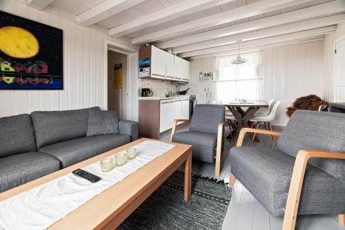 een woonkamer met een bank en een tafel bij Rorbu burekka, Stamsund in Stamsund