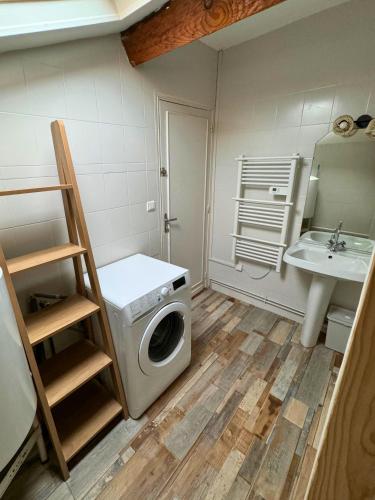 - une buanderie avec un lave-linge et un évier dans l'établissement Le Chanzy - Fibre - Centre - Netflix, à Dax