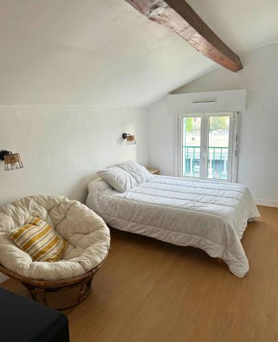 une chambre avec deux lits et une chaise dans l'établissement Le Chanzy - Fibre - Centre - Netflix, à Dax