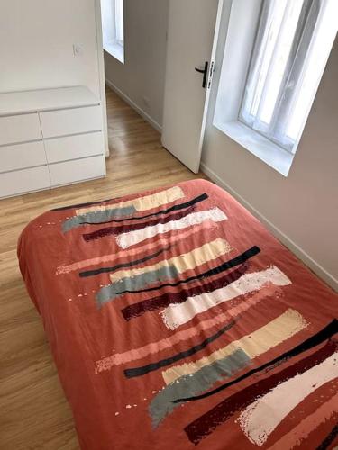 a red rug on the floor in a room at Appartement proche La Bresse in Cornimont