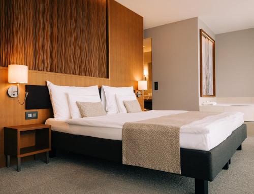 Postel nebo postele na pokoji v ubytování Deltapark Vitalresort****