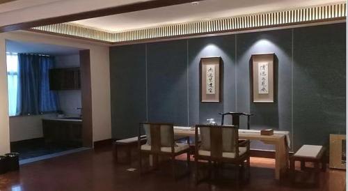 a dining room with a table and chairs at 嵩山居-丽晶精品民宿 in Dengfeng