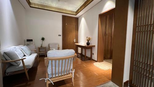 a living room with a couch and a chair at 嵩山居-丽晶精品民宿 in Dengfeng