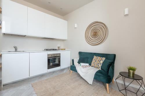 Stylish Studio, Skyline View, Modern Amenities