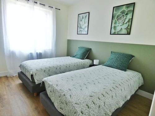 une chambre avec deux lits et une fenêtre dans l'établissement Maison à la campagne - 2 chambres - jardin, à Bauzy