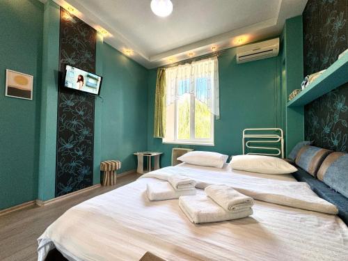 Ένα ή περισσότερα κρεβάτια σε δωμάτιο στο ApartPoltava, Однокімнатні апартаменти з КУТОВОЮ ВАННОЮ, біля Краєзнавчого музею, АРТ кафе Кавун