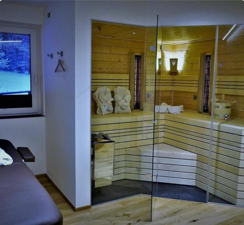 TV a/nebo společenská místnost v ubytování Cozy Forest Wellness Suite