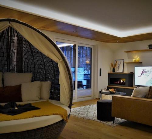 TV a/nebo společenská místnost v ubytování Cozy Forest Wellness Suite