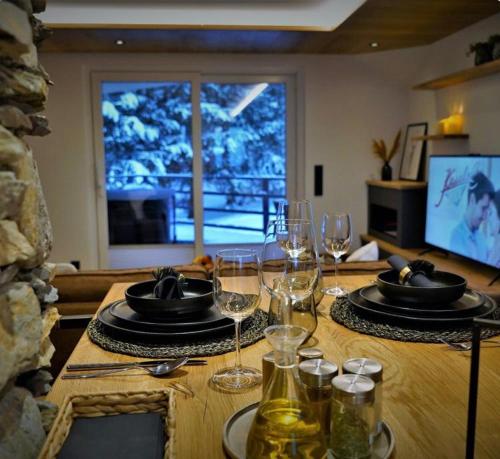 TV a/nebo společenská místnost v ubytování Cozy Forest Wellness Suite