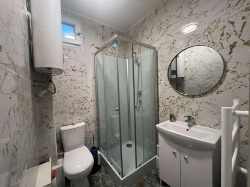 Ένα μπάνιο στο Ensemble d'Appartements à La Courneuve - Bien Desservis et Disponibles Séparément