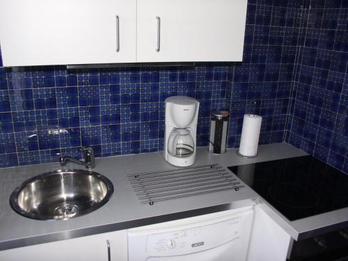 un comptoir de cuisine avec un évier et un mitigeur dans l'établissement Appartement 3 pièces 6 personnes, 3 étoiles, exposition Sud, centre Valloire - FR-1-263-73, à Valloire