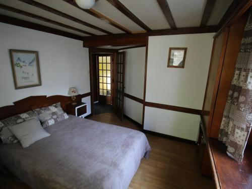 une chambre avec un grand lit dans une pièce dans l'établissement Appartement 3 pièces 6 personnes, 3 étoiles, exposition Sud, centre Valloire - FR-1-263-73, à Valloire