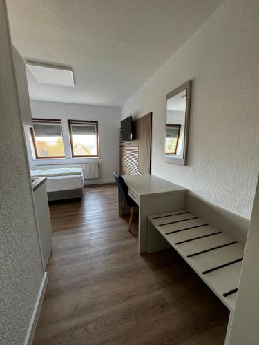 パーペンブルクにあるApartmenthaus Pelikanのデスク、テーブル、窓が備わる客室です。