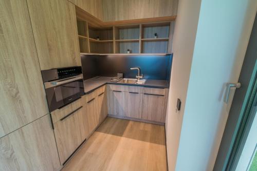 Kuchyň nebo kuchyňský kout v ubytování BJ81 Suite Hotel