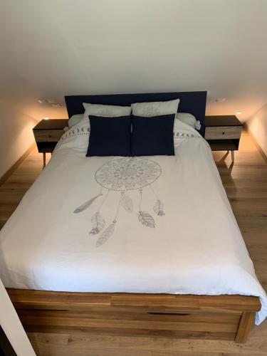 - un lit avec une table au-dessus dans l'établissement Suite parentale Courpalay, à Courpalay