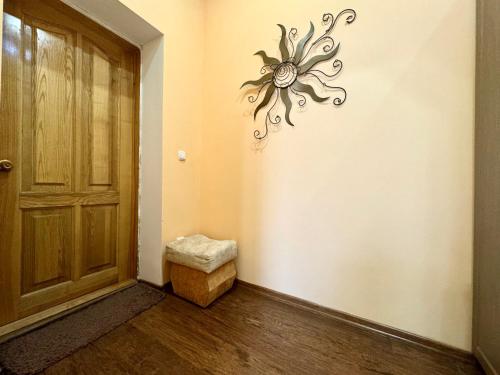 a hallway with a door and a stool and a chandelier at ApartPoltava Будиночок з мангалом та терасою, Оглядовий майданчик, ОНОВЛЕНИЙ РЕМОНТ 2024, банківський чек in Poltava