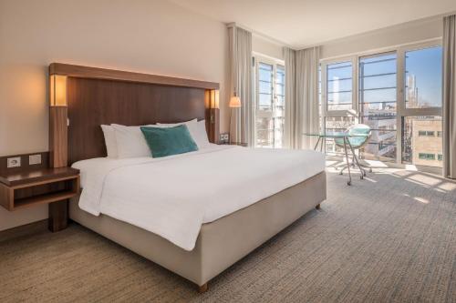 Postel nebo postele na pokoji v ubytování Courtyard by Marriott Cologne