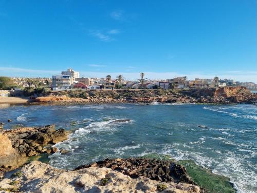 Casa Del Angel , Cosy 2 bed apartment,150m from Playa Los Locos plus beautiful swimming pool