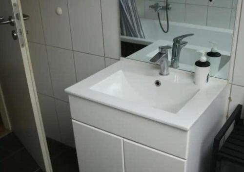 Koupelna v ubytování Le Wolf - 1 Chambre privée dans un appartement - 5mn tram du centre ville - 15mn tram Gare TGV Mulhouse - Wifi - Parking
