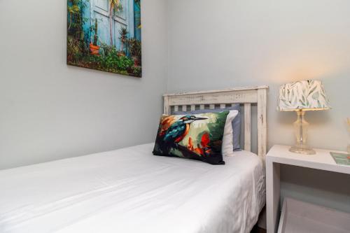 Letto o letti in una camera di The Sandcastle Guesthouse - Melkbosstrand