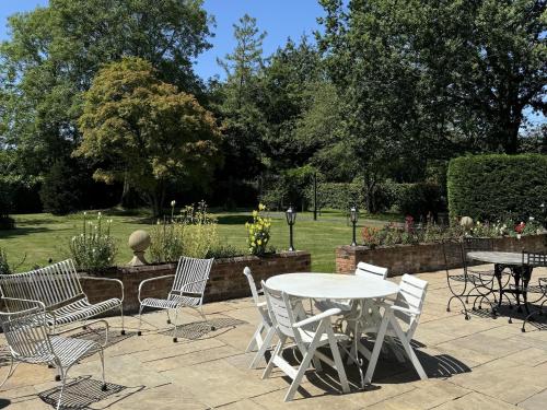 Κήπος έξω από το Hookwood Lodge London Gatwick