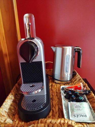 un mixeur assis au-dessus d'une table dans l'établissement Gîte à la Moncorgerie, à La Josserie