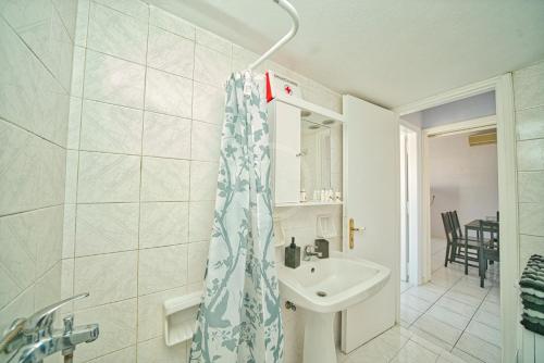Chloi Apartmentにあるバスルーム