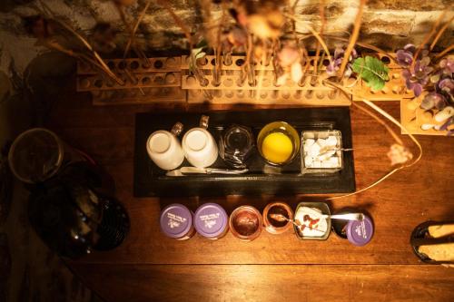 eine Aussicht über einen Tisch mit einem Tablett mit Essen in der Unterkunft Chambre d'hôte de charme piscine et jacuzzi privatisable, manoir, 1h Lyon in Lay