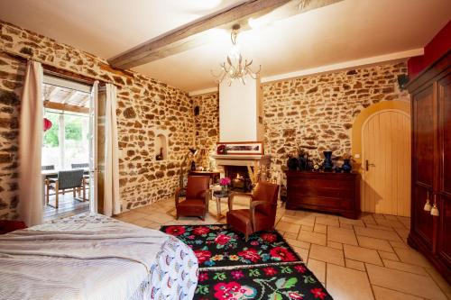 Postel nebo postele na pokoji v ubytování Chambre d'hôte de charme piscine et jacuzzi privatisable, manoir, 1h Lyon