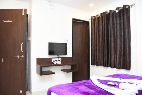 TV a/nebo společenská místnost v ubytování Hotel Sai Shatabdi