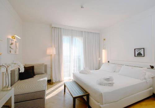 Una cama o camas en una habitación de Hotel De Londres