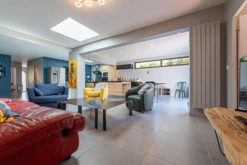 un salon avec un canapé et une table dans l'établissement Le Cœur du Bouscat - Maison 3 Chambres à Bordeaux, à Le Bouscat